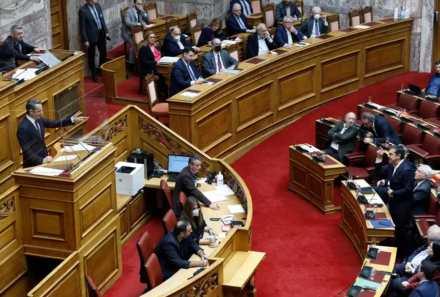 Σκληρό ροκ στην πολιτική σκηνή μετά την αποχώρηση ΣΥΡΙΖΑ από τη Βουλή | Με μπαράζ νομοσχεδίων απαντά η κυβέρνηση